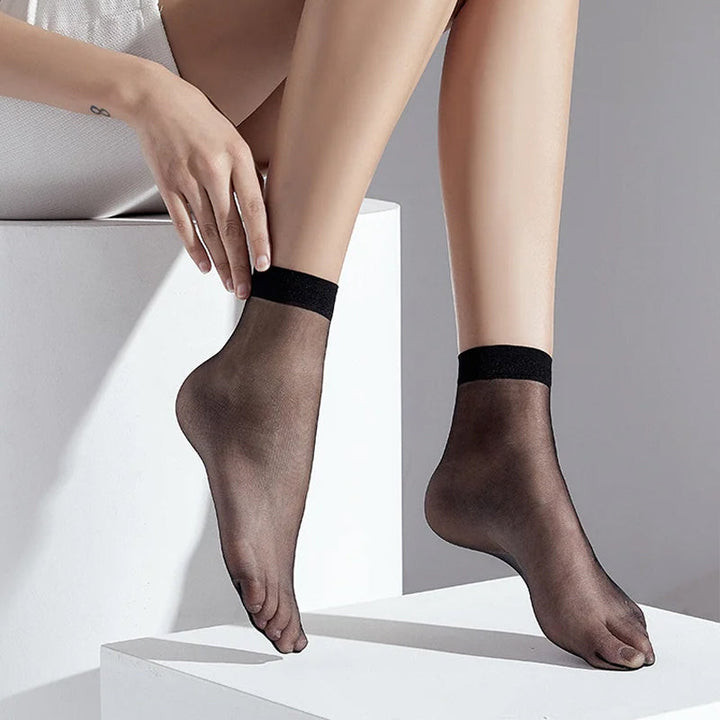 "10-pack tunna ankelhöga strumpor för kvinnor i svart och beige, andningsbara och tåförstärkta för komfort och stil."