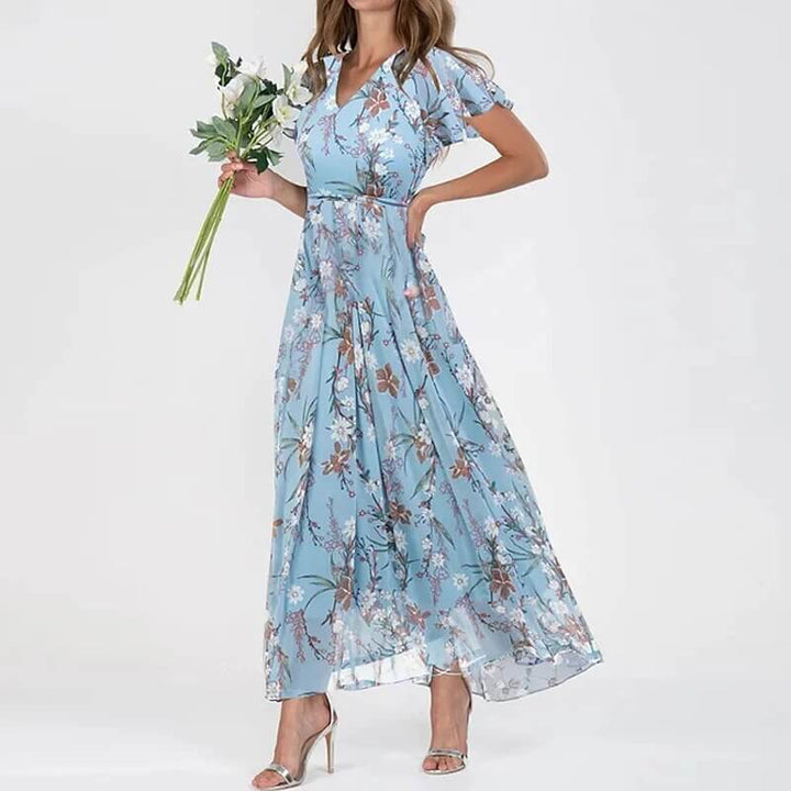 Lång sommarklänning med blommigt mönster och smickrande passform