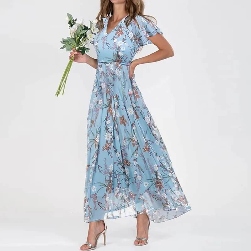 Lång sommarklänning med blommigt mönster och smickrande passform