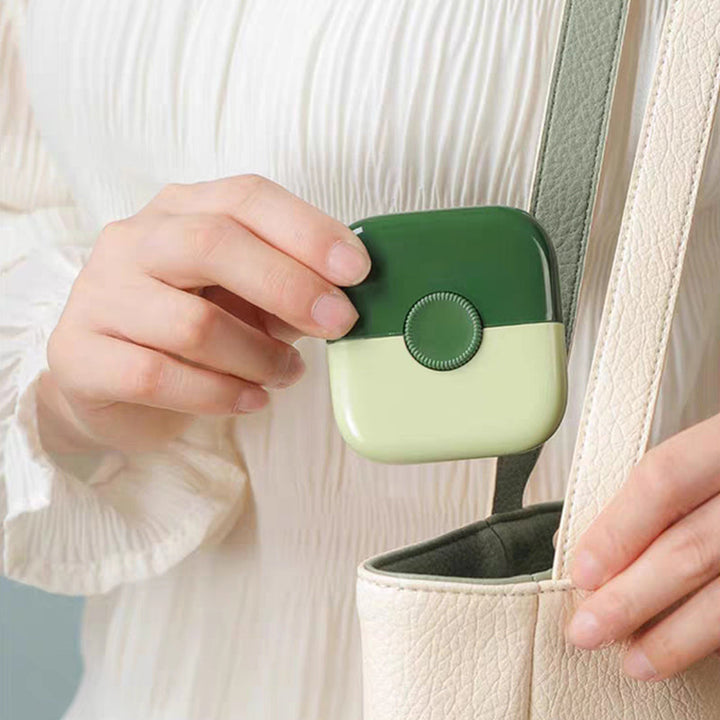 "2-i-1 hårkamtrimmer med kombinerad kam och trimmer, designad i hållbar ABS-plast, finns i flera färger."