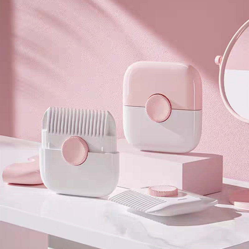 "2-i-1 hårkamtrimmer med kombinerad kam och trimmer, designad i hållbar ABS-plast, finns i flera färger."