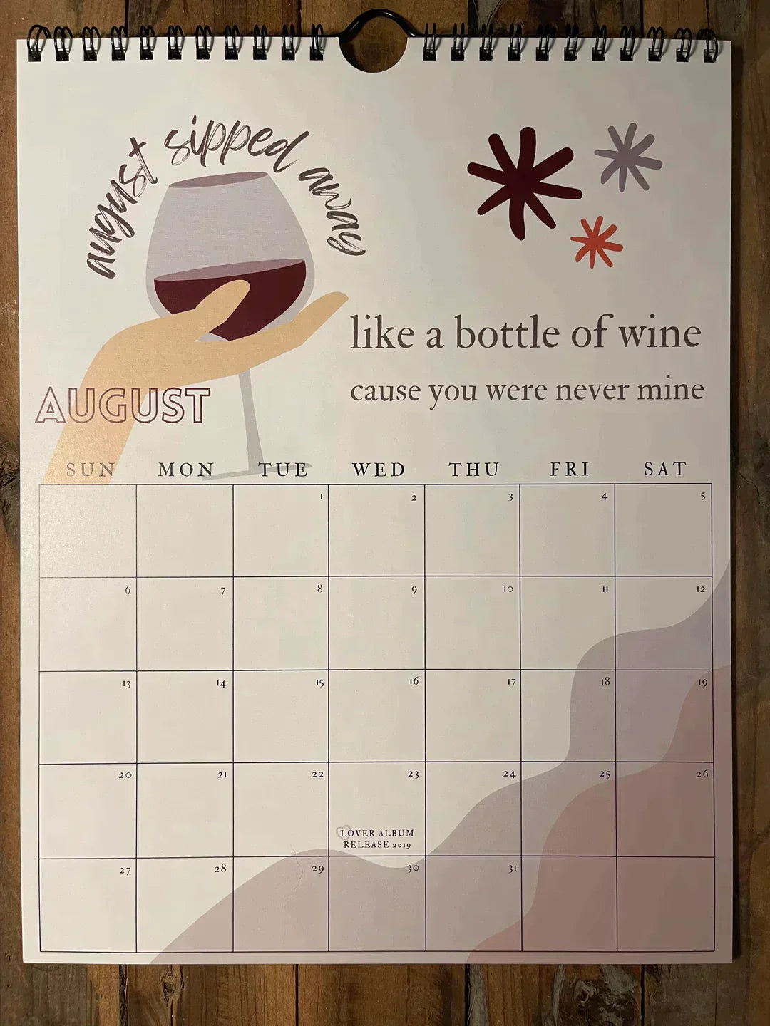 "2024 kalender med Taylor Swift låttexter, satinpapper, musikinspirerat konstverk för hem och kontor"