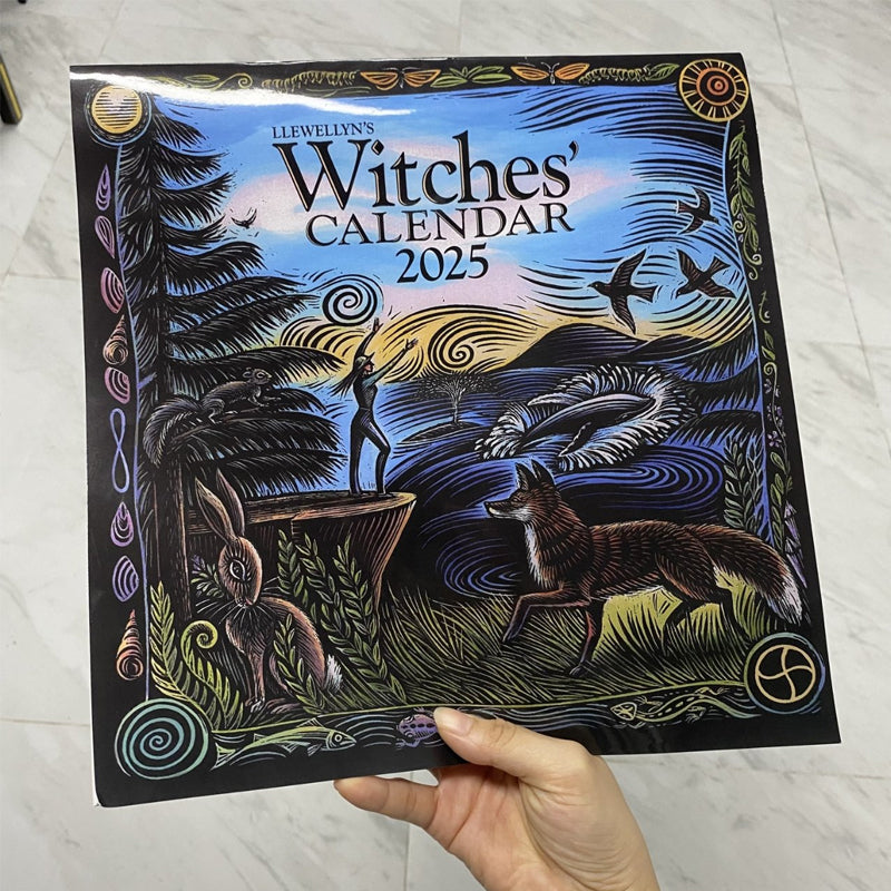 "2025 Häxornas Kalender med mystiska illustrationer och magiska ritualtips, perfekt för häxor och hedningar."