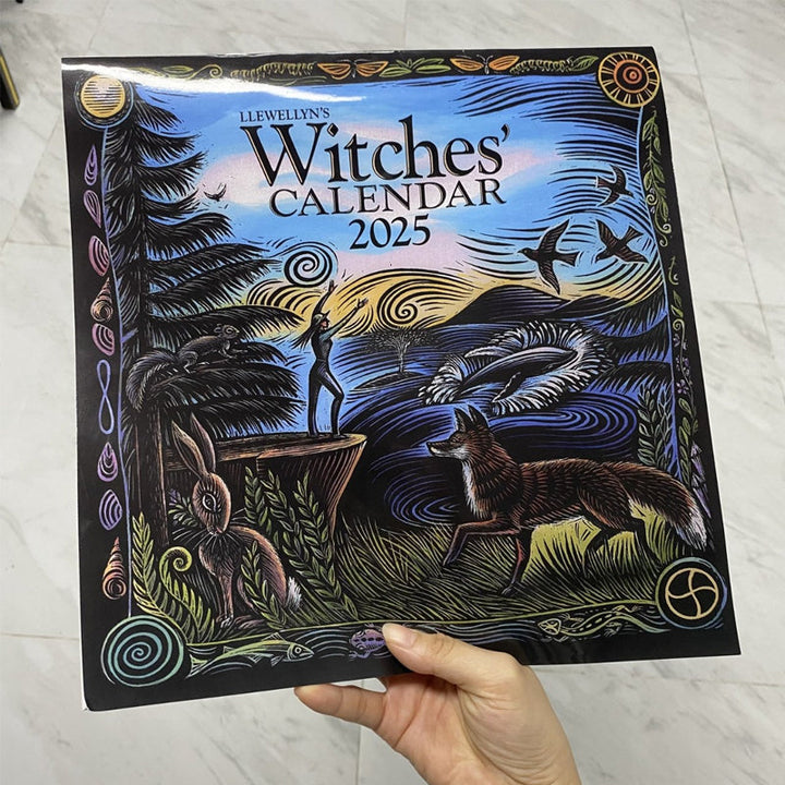 "2025 Häxornas Kalender med mystiska illustrationer och magiska ritualtips, perfekt för häxor och hedningar."