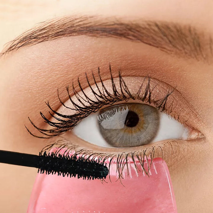 "3-i-1 mascara applikatorskydd i lätt plast, böjd kam, skyddar ögonlock, separerar fransar, förbättrar sminkresultat."