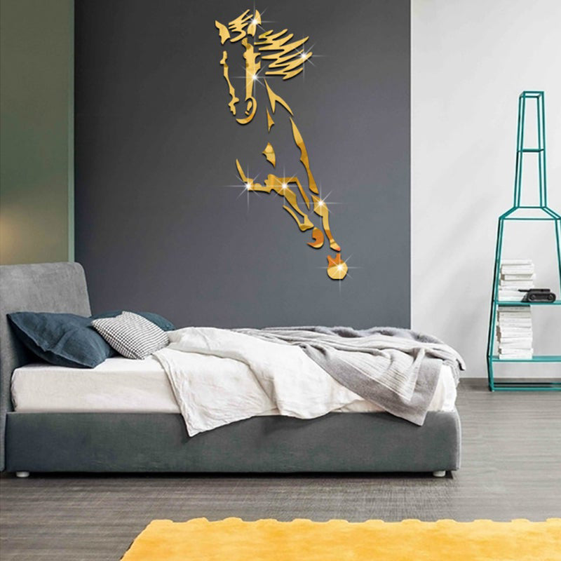 "3D akryl väggdekoration av galopperande häst i modern stil, i färgerna silver, guld och svart för hem och kontor."