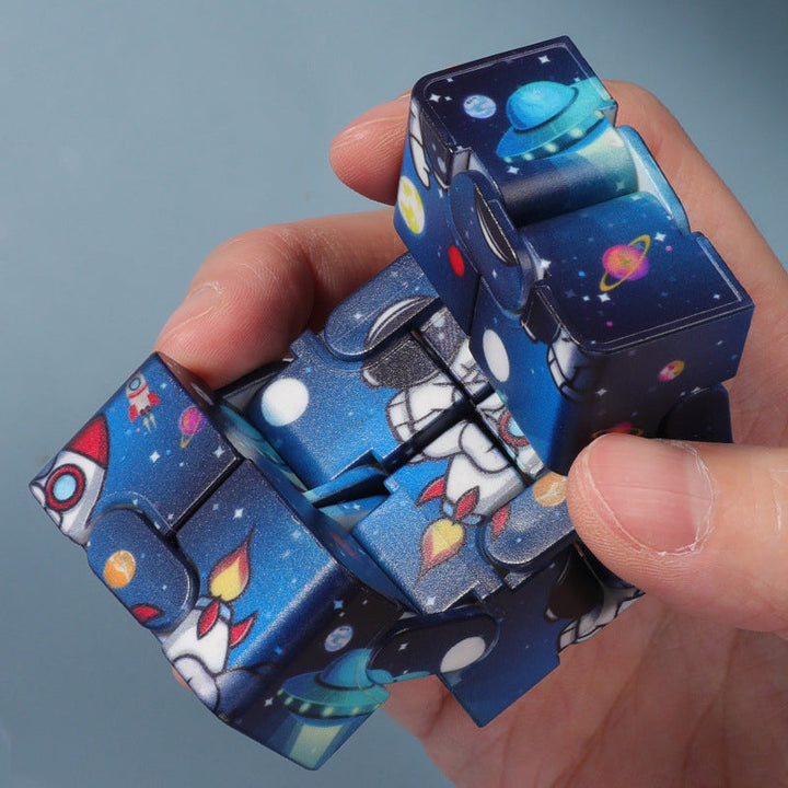 "3D Magic Cube med psykedeliska mönster i regnbågsfärger, perfekt för barn och vuxna, ger en sensorisk upplevelse."