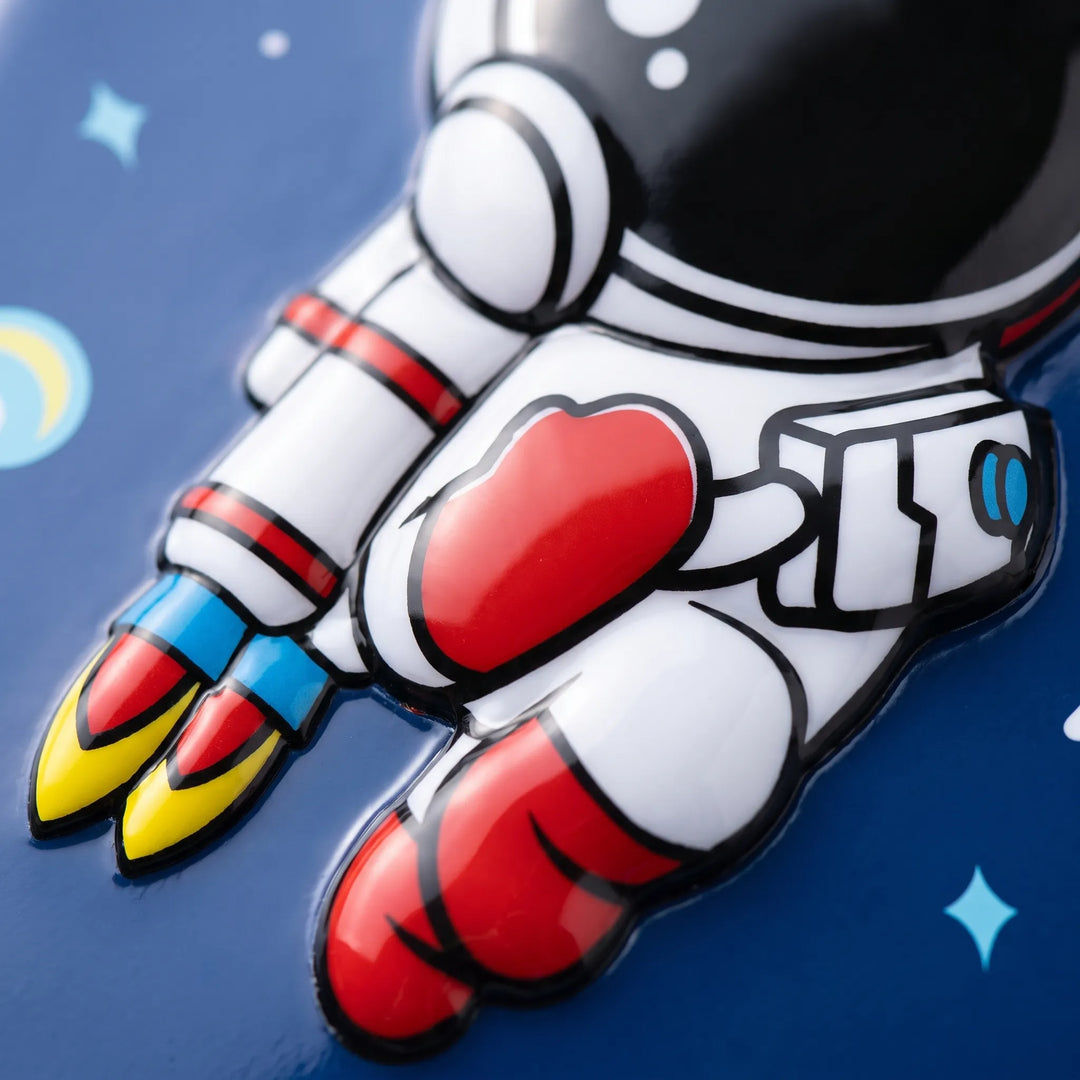 Rymdryggsäck för barn med 3D-astronaut och planeter. Perfekt skolväska för rymdälskande pojkar och flickor.