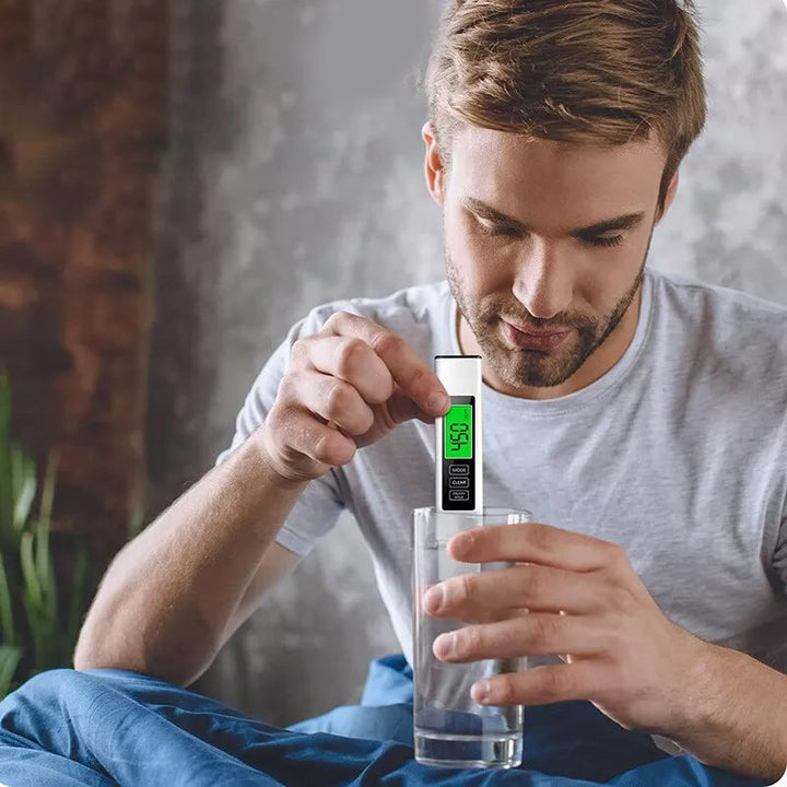 "4-i-1 digital vattentestare med LCD, mäter TDS, ledningsförmåga, temperatur; idealisk för hushållsbruk, akvarier, pooler."