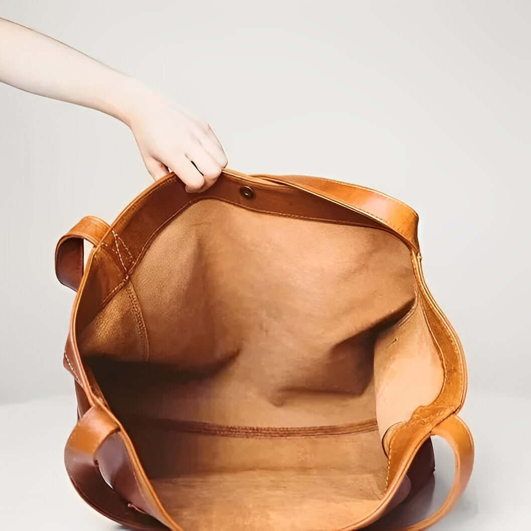 Vintage väska med klassisk design och rymlig interiör