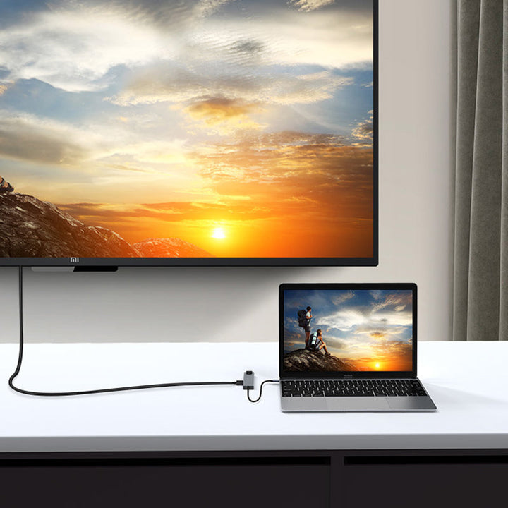 "8 i 1 USB-C dockningsstation i aluminium, modern design med flera portar för effektiv dataöverföring och laddning."