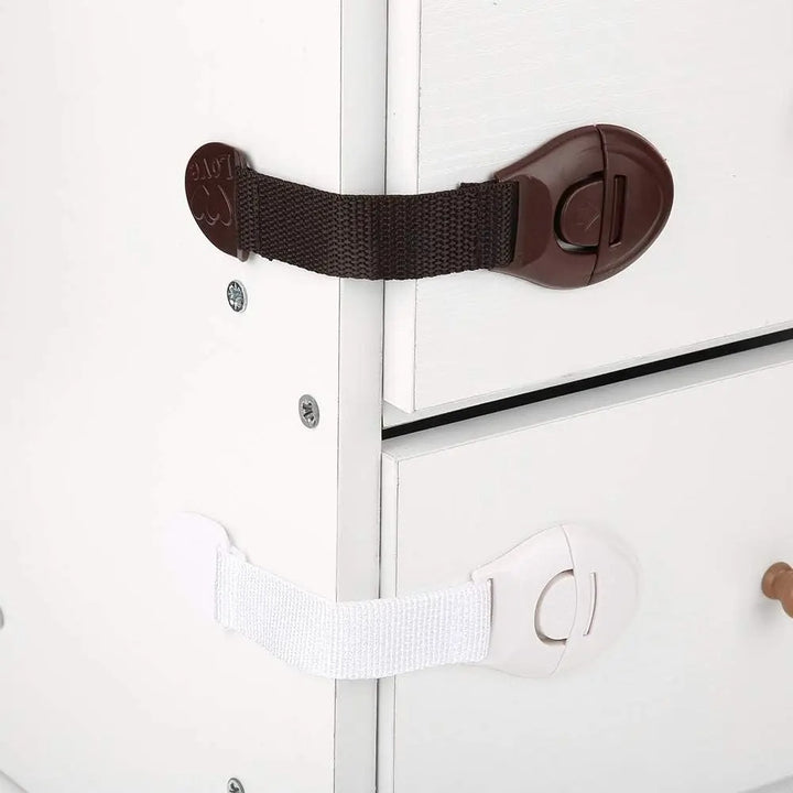 Barnsäkerhetslås med stark vidhäftning, hållbar design i flera färger, skyddar skåp och lådor från barn, enkel för vuxna.