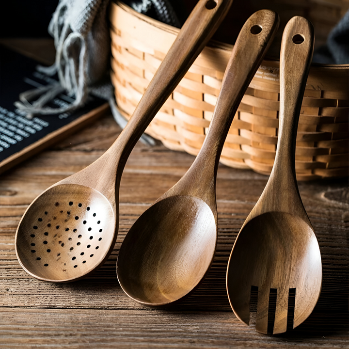 Detaljbild av släta köksredskap i teakträ. Naturliga träredskap med ergonomisk design.