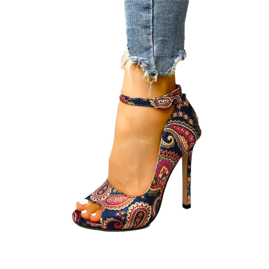 "Amanda höga klackar för kvinnor med djärvt paisley-mönster och stödband, elegant design med hög klack."