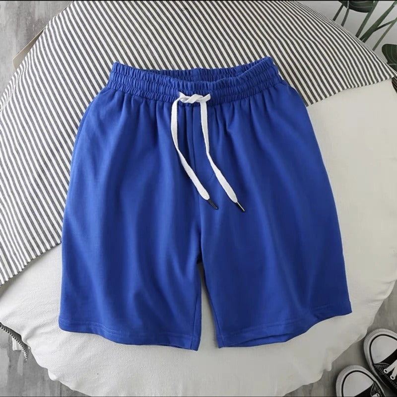 Andningsbara blå herrshorts i polyester med elastiskt midjeband, idealiska för gym och vardag.