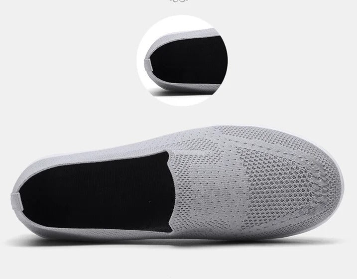 "Andningsbara lätta löparskor för kvinnor, vit vävd mesh ovandel, modern enfärgad design, visar flexibilitet och ventilation.