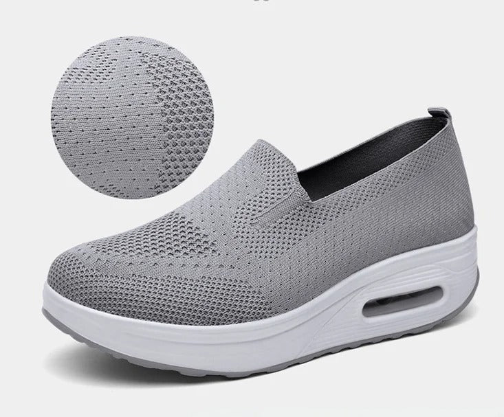 "Andningsbara lätta löparskor för kvinnor, vit vävd mesh ovandel, modern enfärgad design, visar flexibilitet och ventilation.