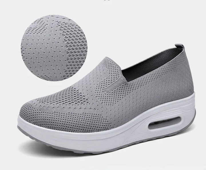 "Andningsbara lätta löparskor för kvinnor, vit vävd mesh ovandel, modern enfärgad design, visar flexibilitet och ventilation.