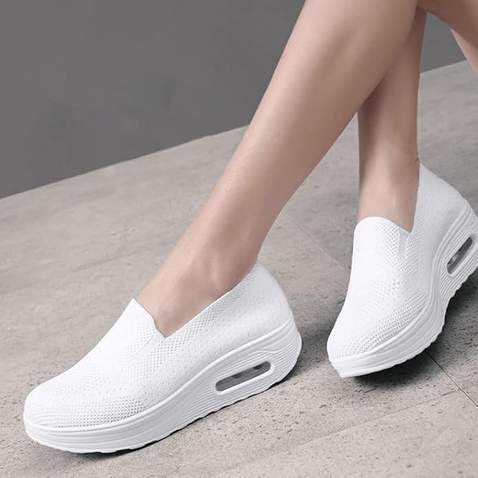 "Andningsbara lätta löparskor för kvinnor, vit vävd mesh ovandel, modern enfärgad design, visar flexibilitet och ventilation.
