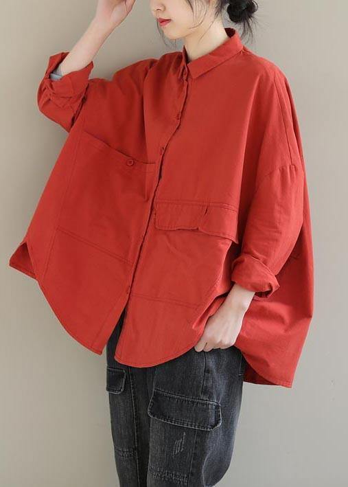 Asymmetrisk damblus i bomullsblandning med kort snitt och krage, vit färg, perfekt för kontor eller dejt.