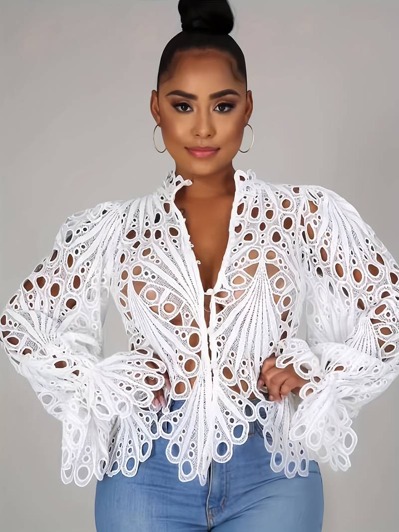 "Asymmetrisk damblus med trendiga utskärningar i polyester, elegant design som höjer varje outfit."