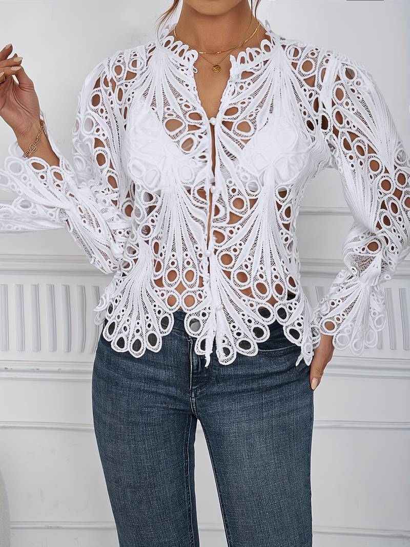"Asymmetrisk damblus med trendiga utskärningar i polyester, elegant design som höjer varje outfit."