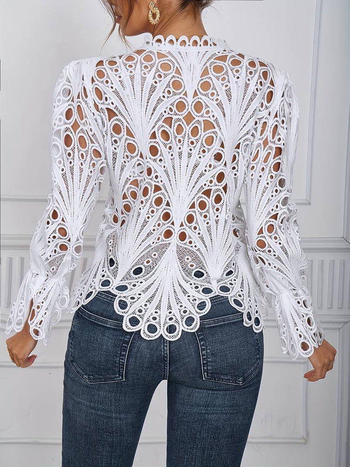 "Asymmetrisk damblus med trendiga utskärningar i polyester, elegant design som höjer varje outfit."
