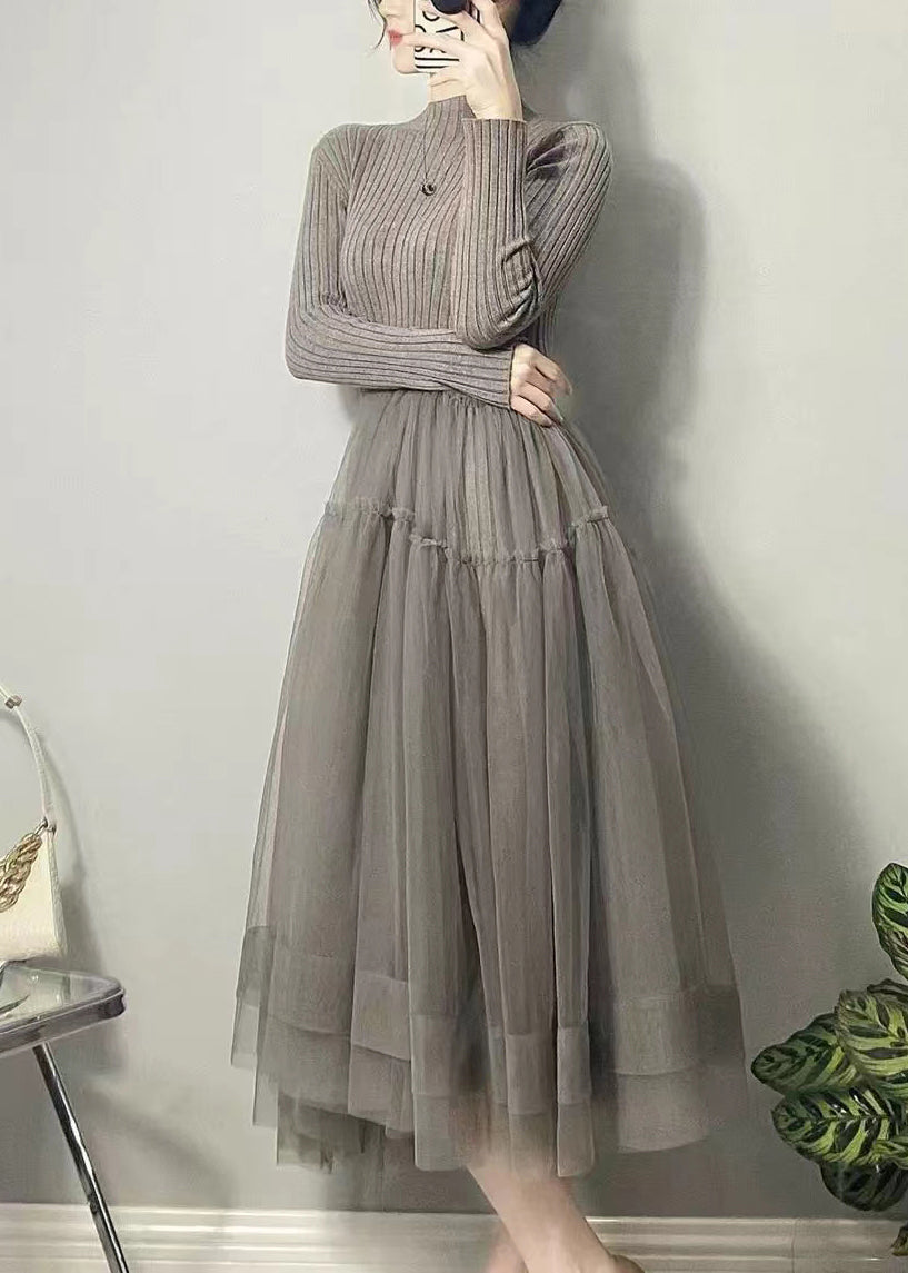 Asymmetrisk tyllklänning i lång modell med patchwork, framifrån och i profil, luftig passform, elegant design.