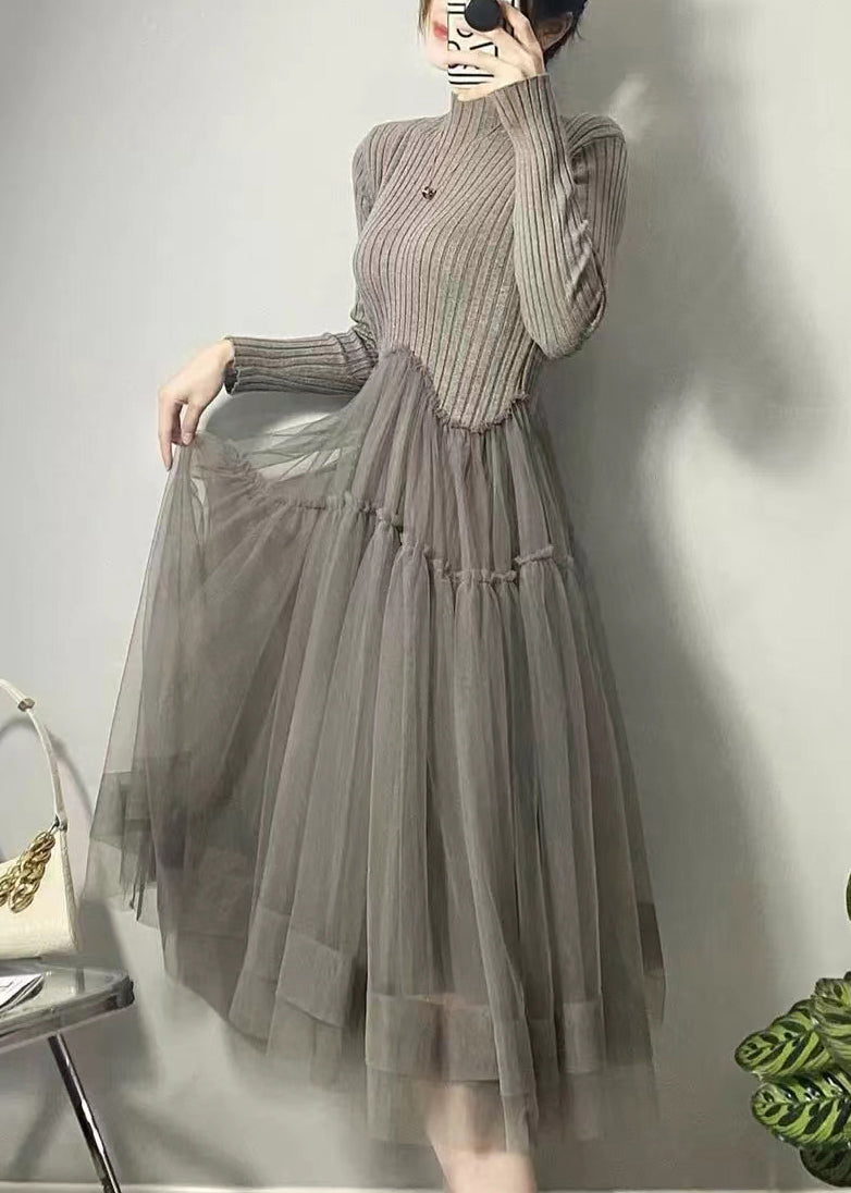 Asymmetrisk tyllklänning i lång modell med patchwork, framifrån och i profil, luftig passform, elegant design.