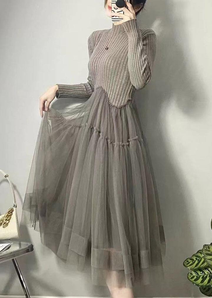 Asymmetrisk tyllklänning i lång modell med patchwork, framifrån och i profil, luftig passform, elegant design.