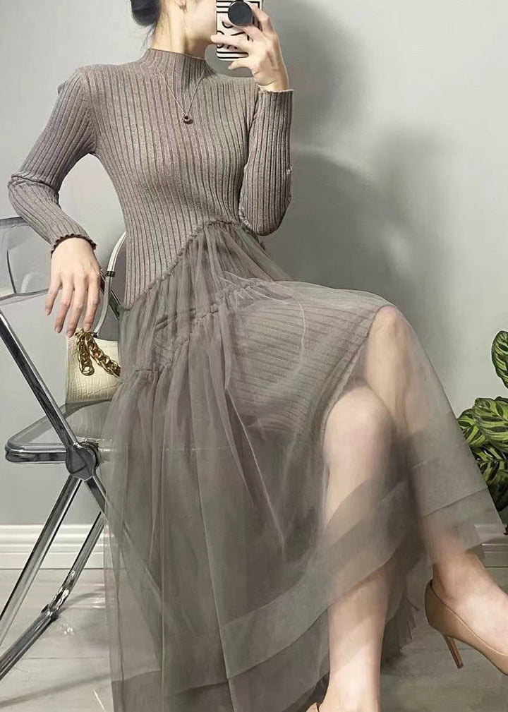 Asymmetrisk tyllklänning i lång modell med patchwork, framifrån och i profil, luftig passform, elegant design.