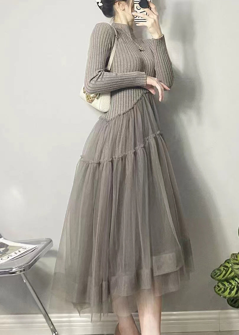Asymmetrisk tyllklänning i lång modell med patchwork, framifrån och i profil, luftig passform, elegant design.