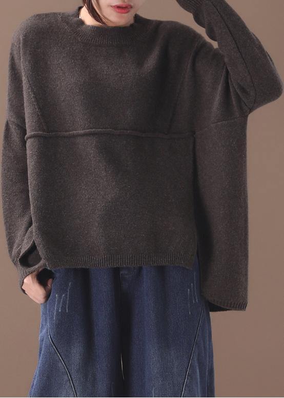 "Asymmetrisk vintage topp för kvinnor, framifrån, i mjukt material och stilfull design. Perfekt för vardag och fest."