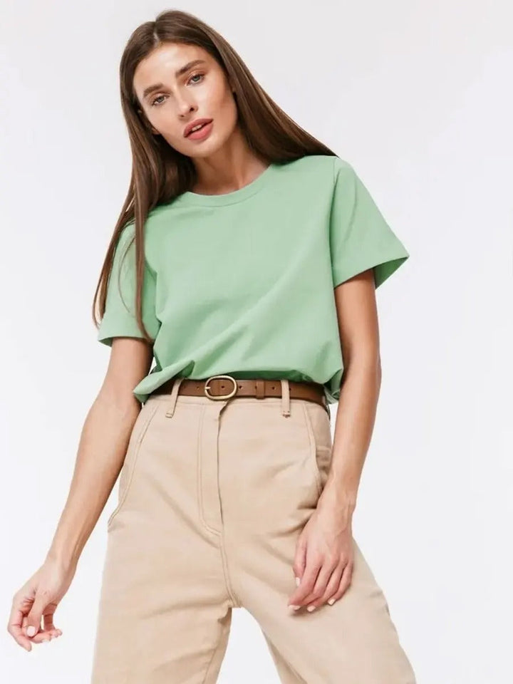 "Basic bomulls-T-shirt för kvinnor, rund hals, i kaffe, vit, svart och khaki. Bekväm passform, perfekt vardagsplagg."