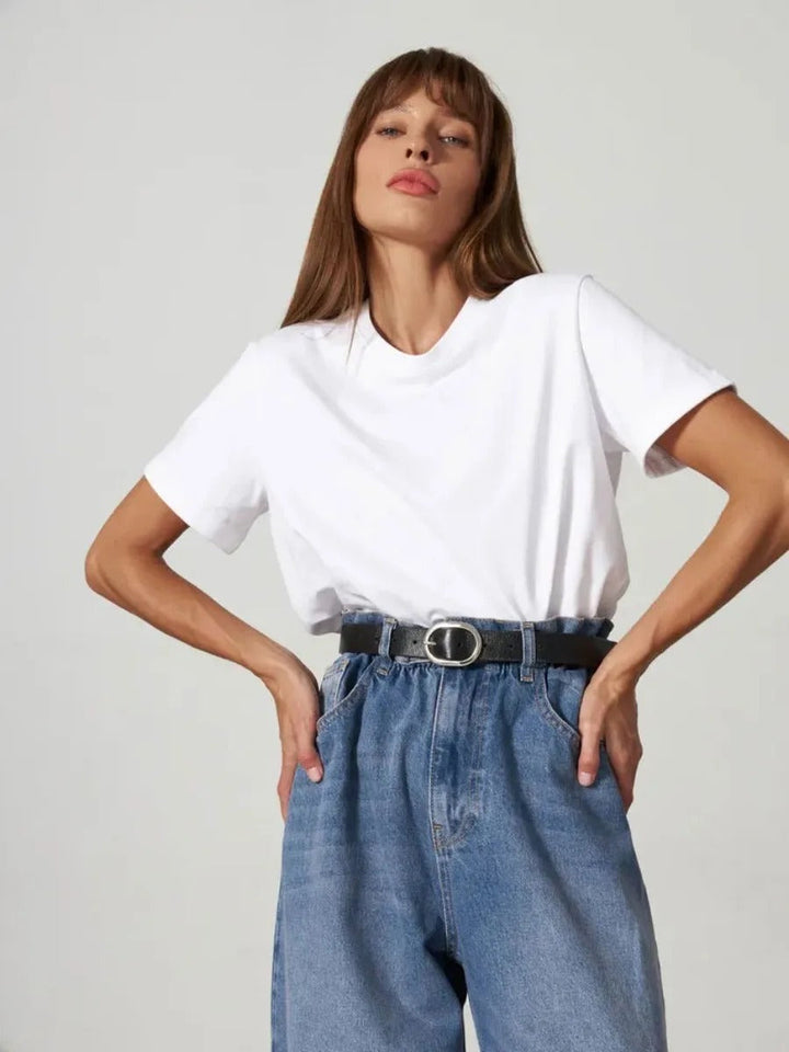 "Basic bomulls-T-shirt för kvinnor, rund hals, i kaffe, vit, svart och khaki. Bekväm passform, perfekt vardagsplagg."