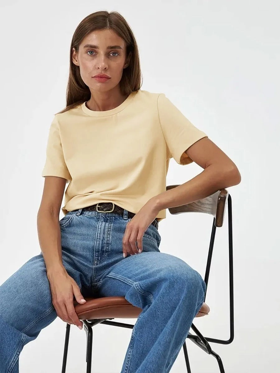 "Basic bomulls-T-shirt för kvinnor, rund hals, i kaffe, vit, svart och khaki. Bekväm passform, perfekt vardagsplagg."