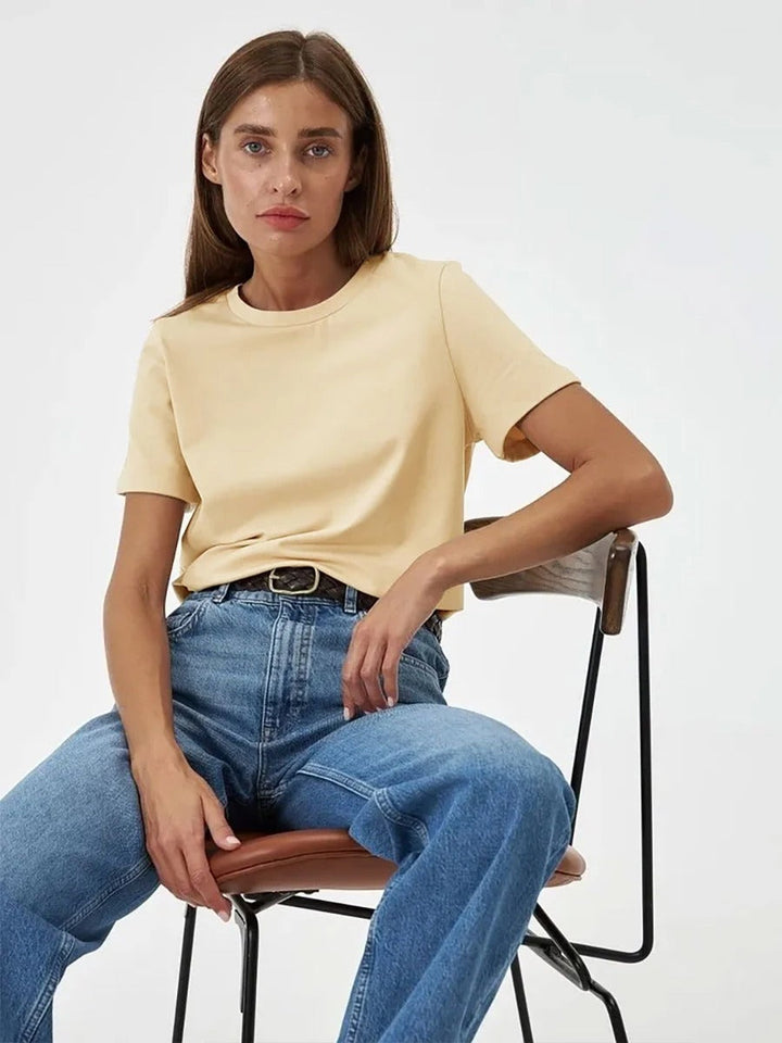 "Basic bomulls-T-shirt för kvinnor, rund hals, i kaffe, vit, svart och khaki. Bekväm passform, perfekt vardagsplagg."
