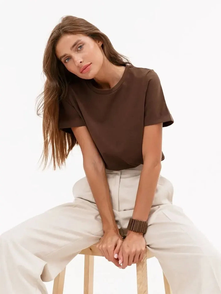 "Basic bomulls-T-shirt för kvinnor, rund hals, i kaffe, vit, svart och khaki. Bekväm passform, perfekt vardagsplagg."