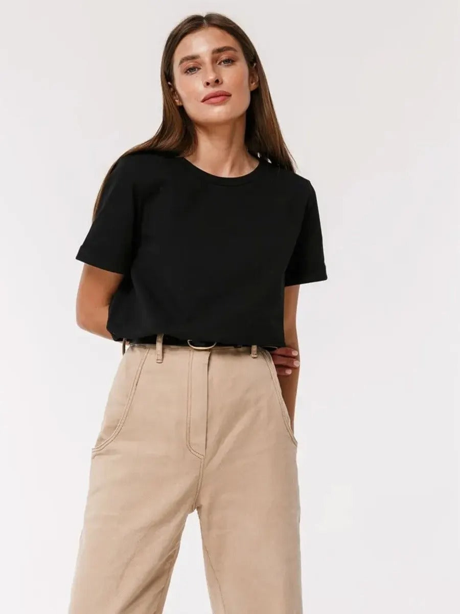 "Basic bomulls-T-shirt för kvinnor, rund hals, i kaffe, vit, svart och khaki. Bekväm passform, perfekt vardagsplagg."
