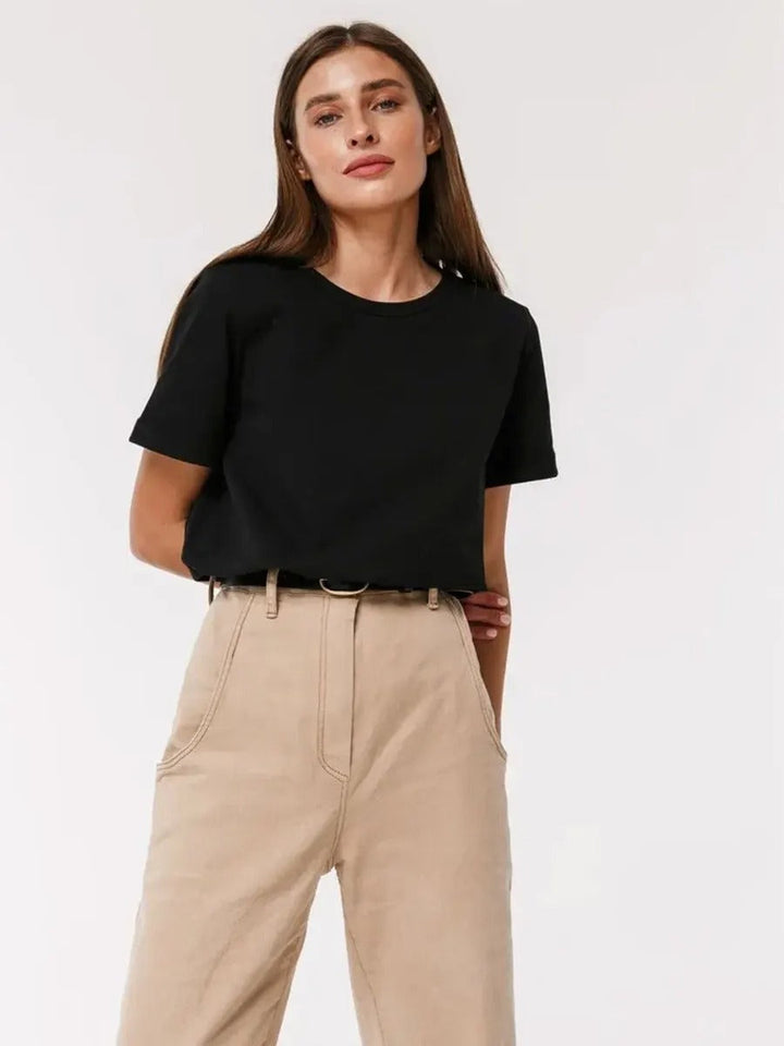 "Basic bomulls-T-shirt för kvinnor, rund hals, i kaffe, vit, svart och khaki. Bekväm passform, perfekt vardagsplagg."