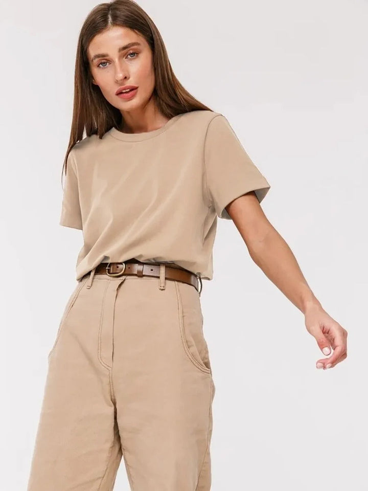 "Basic bomulls-T-shirt för kvinnor, rund hals, i kaffe, vit, svart och khaki. Bekväm passform, perfekt vardagsplagg."