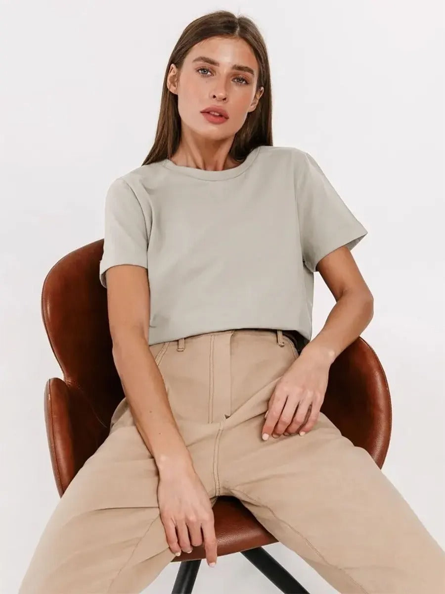 "Basic bomulls-T-shirt för kvinnor, rund hals, i kaffe, vit, svart och khaki. Bekväm passform, perfekt vardagsplagg."