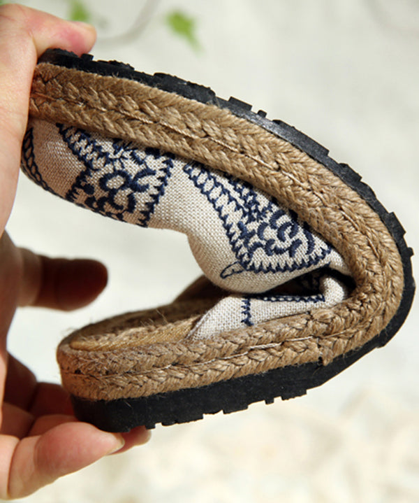 Beige broderade glidsandaler för kvinnor med bekväm vadderad innersula och gummisula, perfekt för stad och strand.