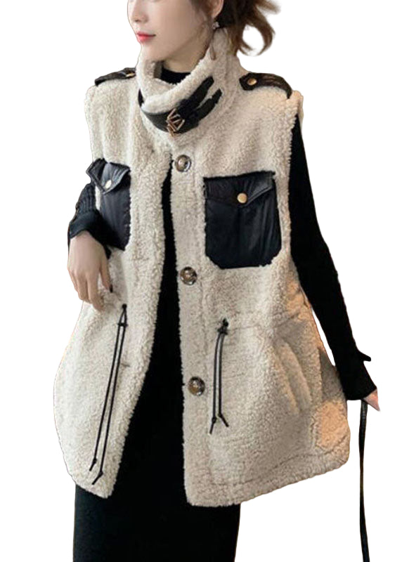 Beige dam vinterväst med dragkedja, fickor, ärmlös design; elegant och modern för kyliga dagar och olika outfits.