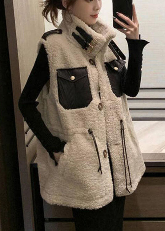 Beige dam vinterväst med dragkedja, fickor, ärmlös design; elegant och modern för kyliga dagar och olika outfits.