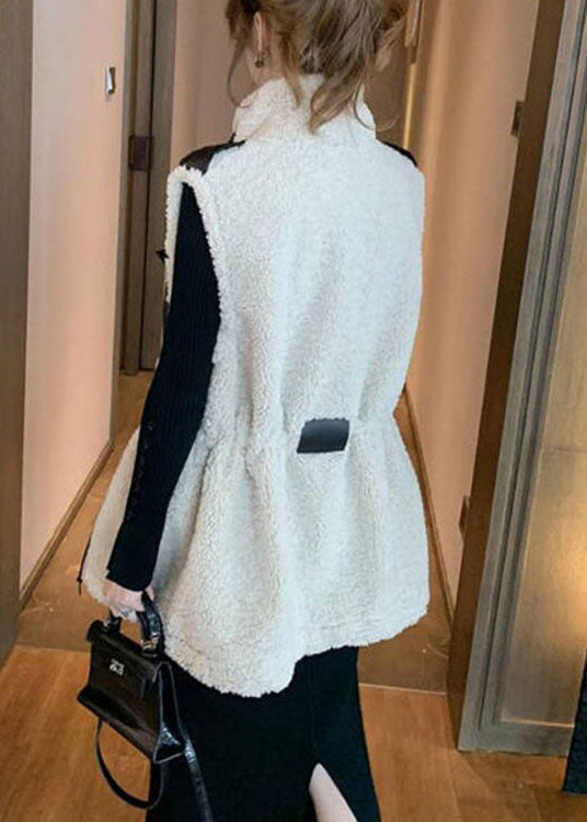 Beige dam vinterväst med dragkedja, fickor, ärmlös design; elegant och modern för kyliga dagar och olika outfits.