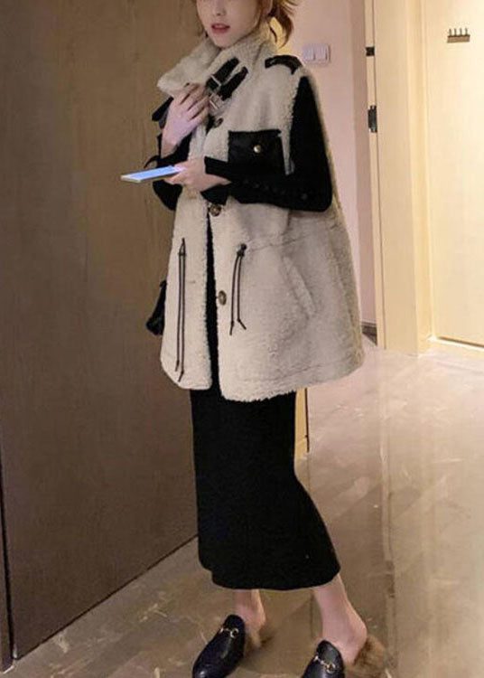 Beige dam vinterväst med dragkedja, fickor, ärmlös design; elegant och modern för kyliga dagar och olika outfits.