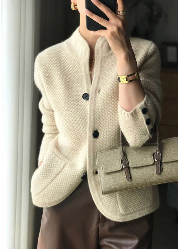"Beige damcardigan med ståkrage och knappar, chic design med avslappnad passform, perfekt för vardag och fest."