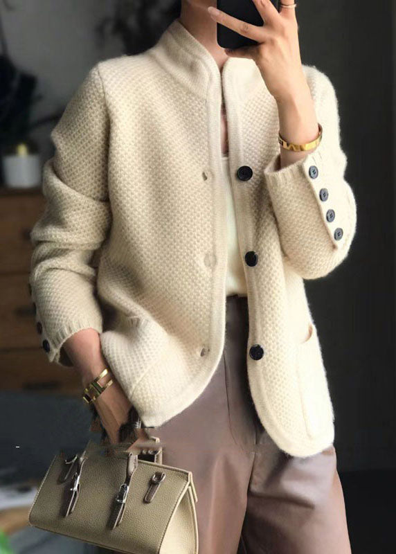 "Beige damcardigan med ståkrage och knappar, chic design med avslappnad passform, perfekt för vardag och fest."
