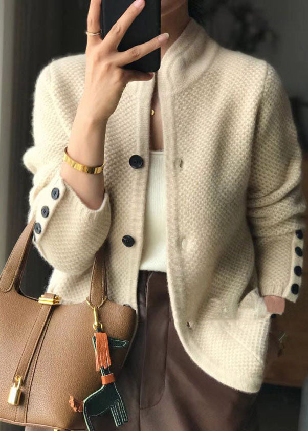 "Beige damcardigan med ståkrage och knappar, chic design med avslappnad passform, perfekt för vardag och fest."